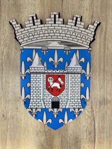 Blason de la ville de Carcassonne avec couronne sur fond bois