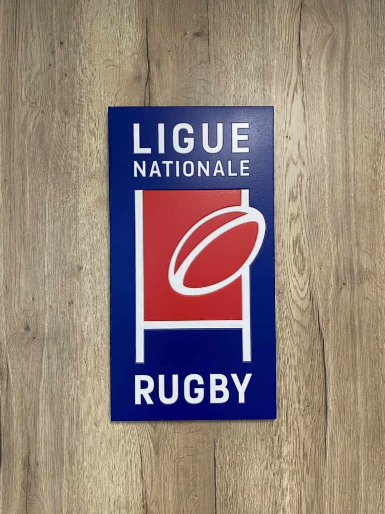 Logo de la Ligue Nationale de Rugby sur fond bois