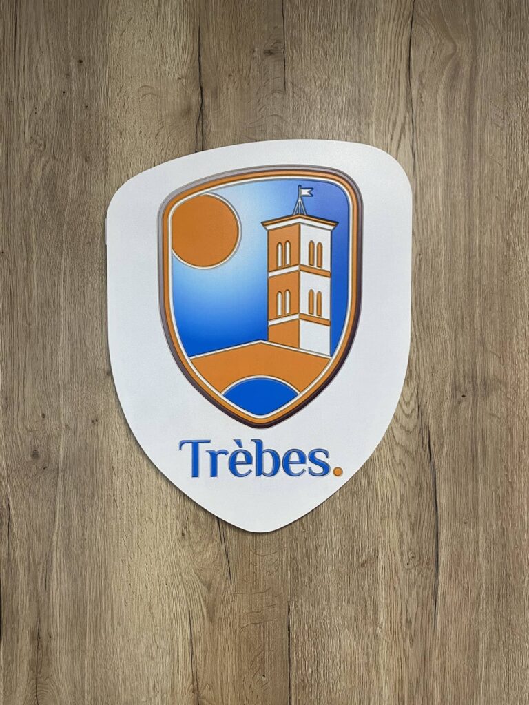 Logo de la ville de Trèbes sur fond bois